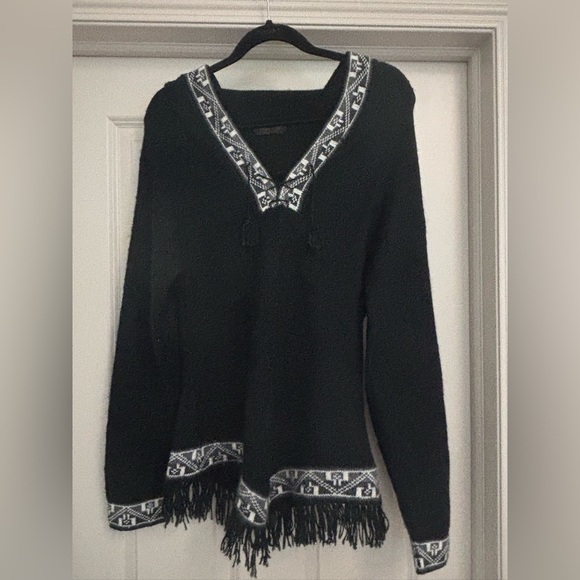 Elegant Black and White V-Neck Sweater - Picture 1 of 5
